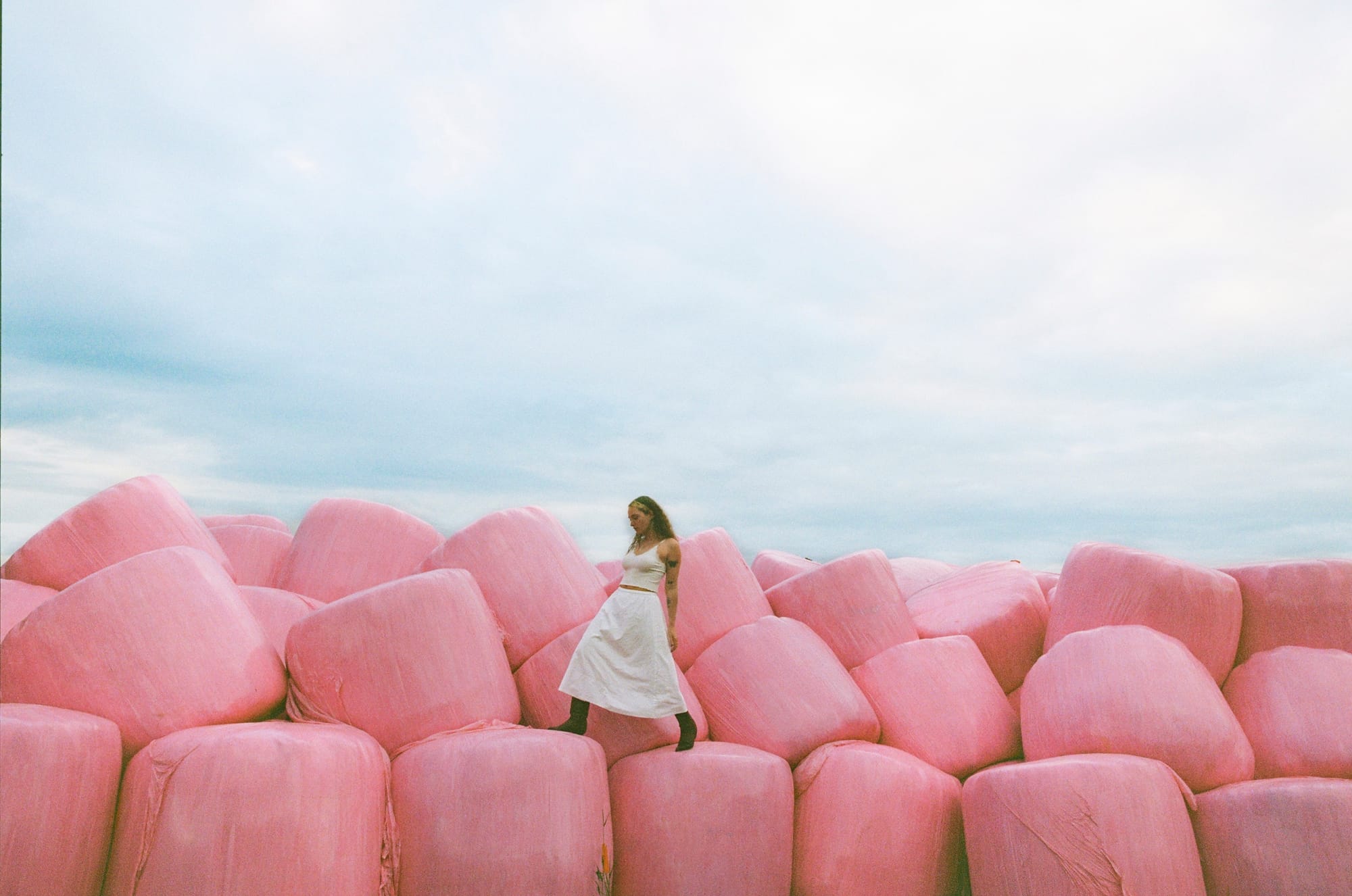 néomí - Sit Back Baby [Video]