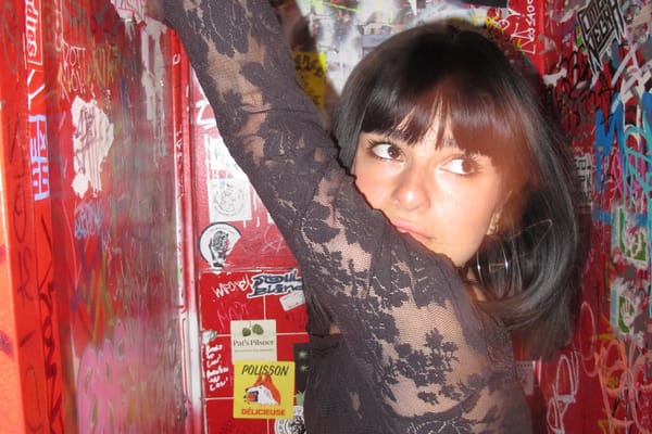 renforshort in a club bathroom